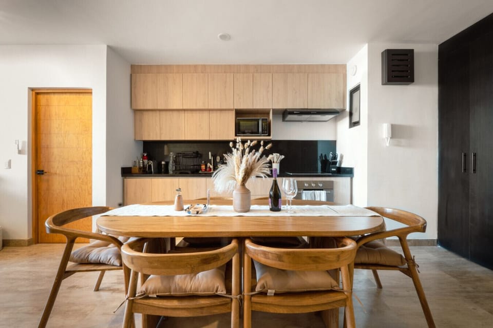 Comparte momentos inolvidables en un amplio comedor lleno de luz y estilo. El espacio perfecto para disfrutar en compañía. ¡Haz tu reserva y siéntete como en casa!