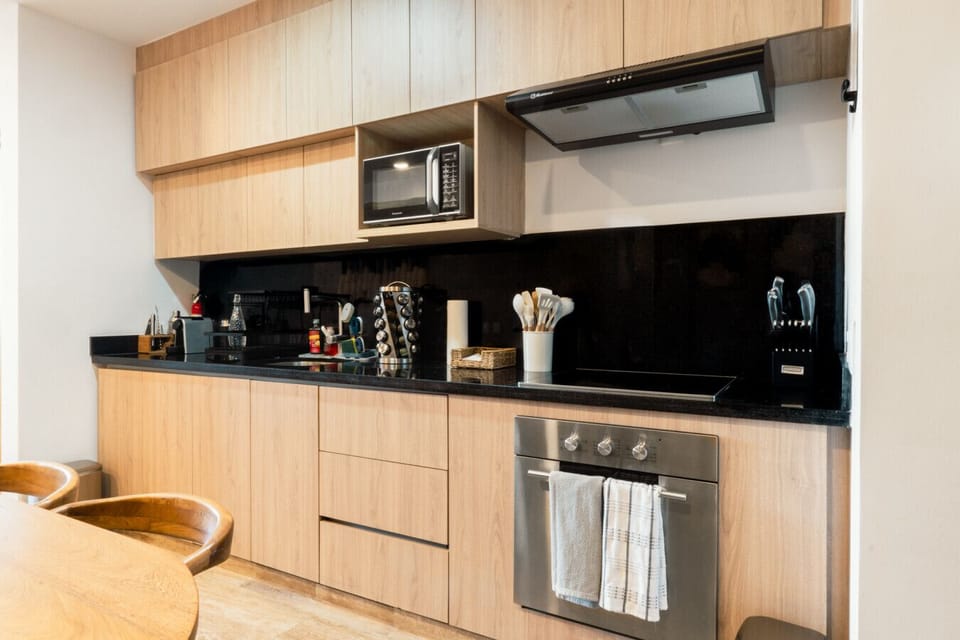 Una cocina amplia, práctica y elegante, donde cada detalle está diseñado para ofrecerte comodidad sin perder estilo. ¡El espacio perfecto para preparar tus platillos favoritos con facilidad y buen gusto!