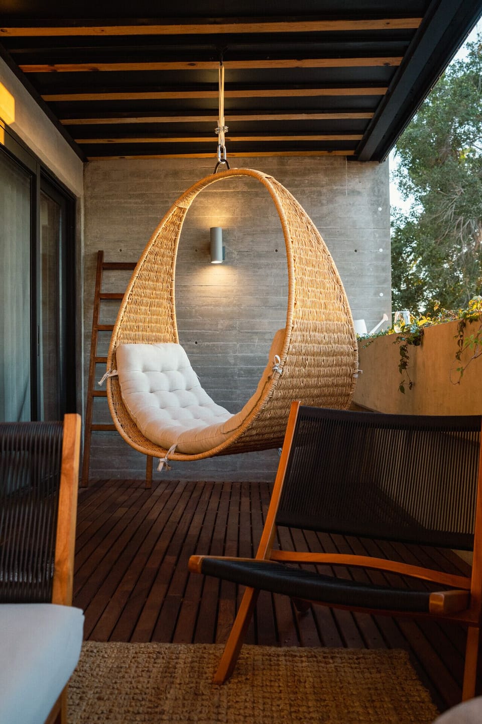 Balcón privado con bella madera de cumaru y una sala cómoda para disfrutar el café por las mañanas o una copa de vino  por las tardes.