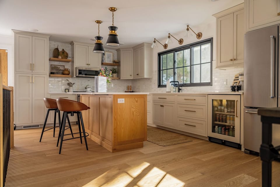 Beautiful Kitchen with everything you need to entertain. 