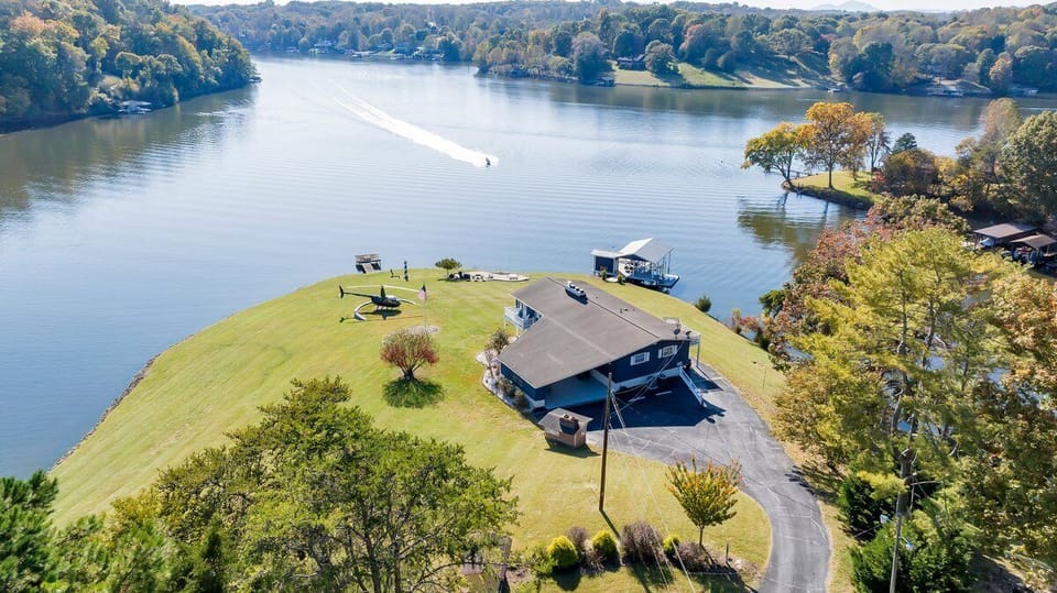 Paradise Point - Lakefront home!