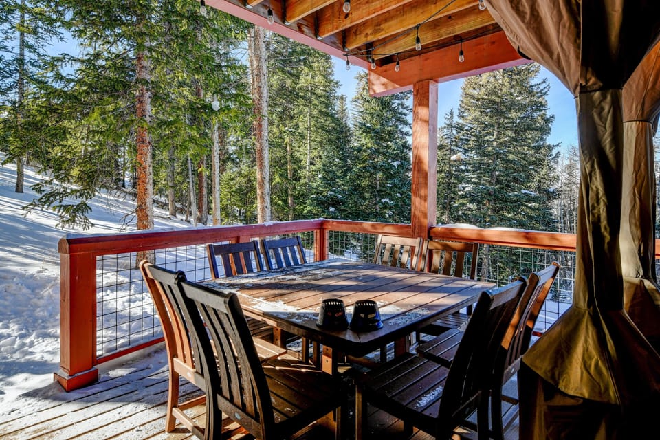 Entrance Level Deck with Dining Area