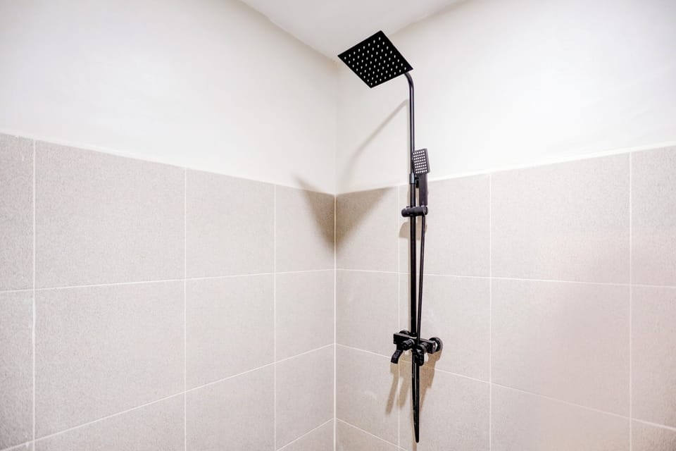Deluxe Double Room | Bathroom | Shower, towels, soap, shampoo