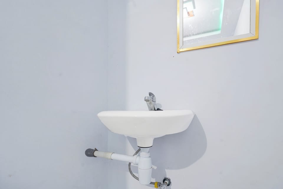 Standard Double Room | Bathroom | Shower, towels, shampoo