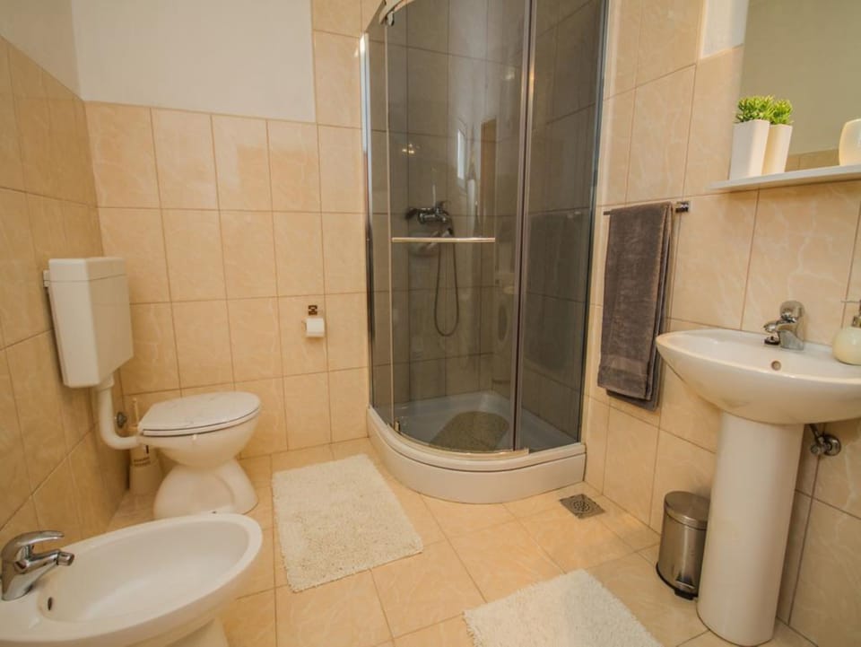 Villa (Three Bedroom Villa with Pool) | Bathroom | Shower, towels