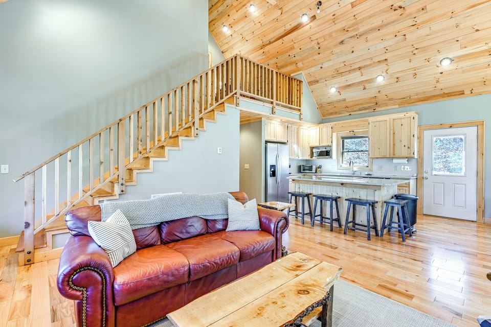 Living Room | 1st Floor | Flat-Screen TV | Gas Fireplace