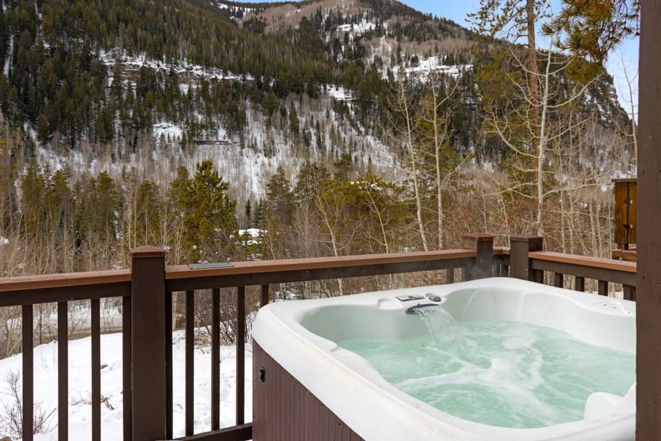 Private Hot Tub with Mountain Views!