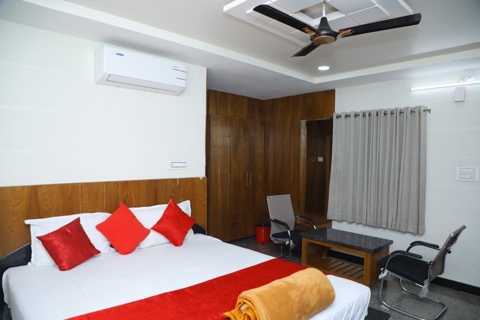 Deluxe Double Room, City View | Desk, free WiFi