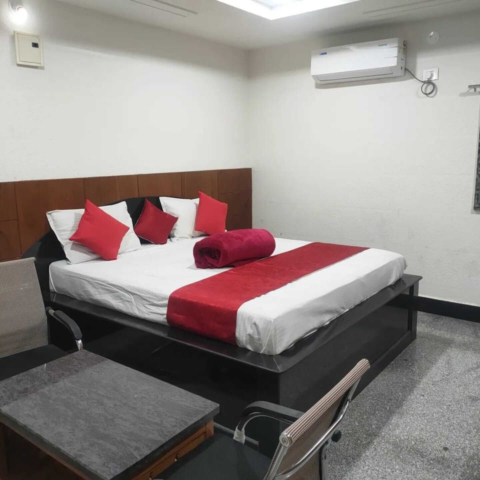 Deluxe Double Room, City View | Desk, free WiFi