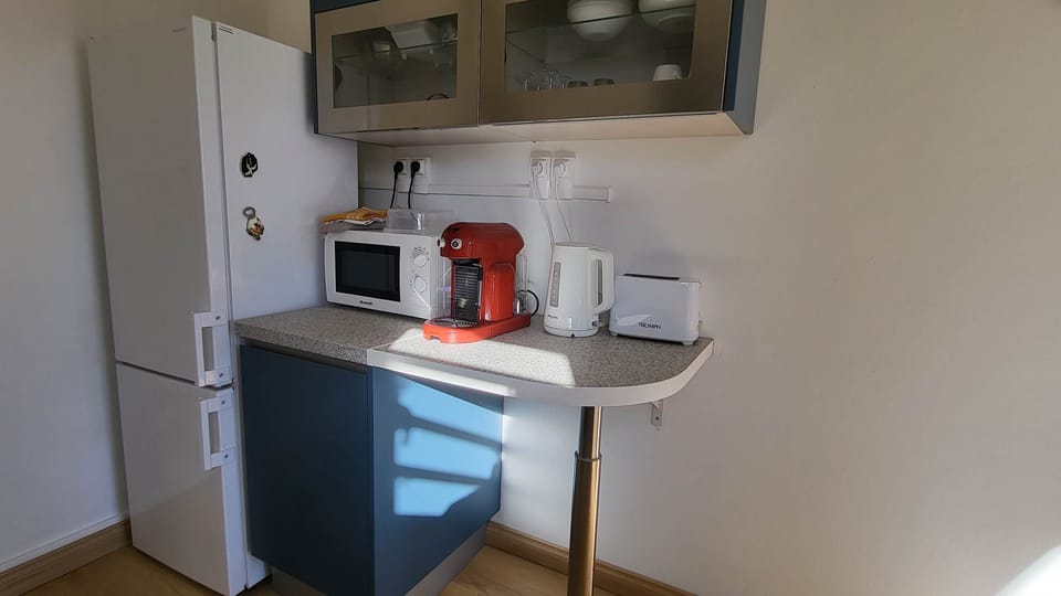 Micro-ondes, cafetière Nespresso, bouilloire et grille pain