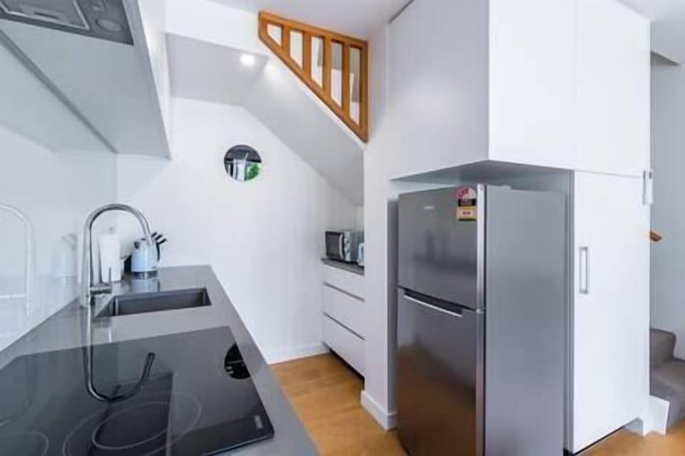 Kitchen with full oven, cook top, fridge/freezer & dishwasher