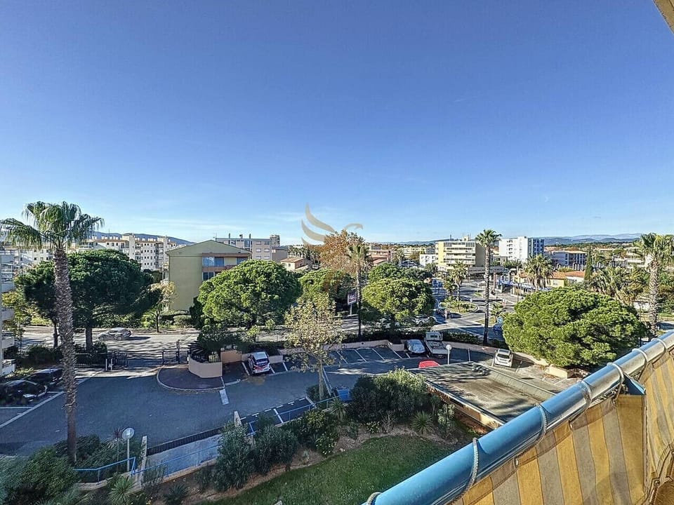jolie terrasse avec coin repas vue dégagée