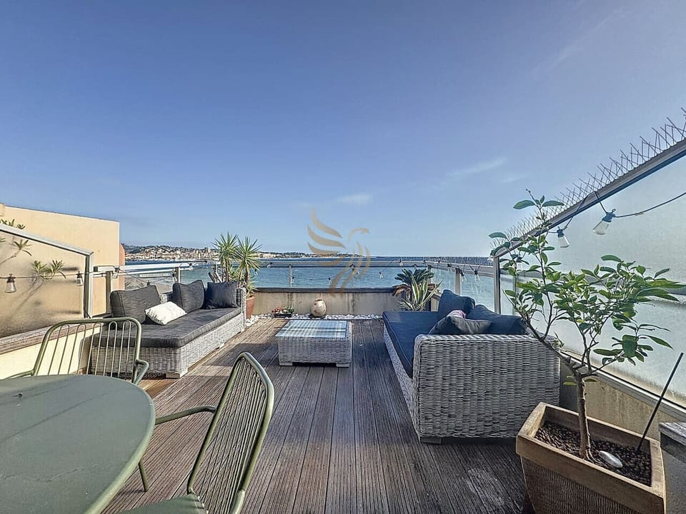 Profitez de cette terrasse avec vue spectaculaire sur la mer pour des moments de détente exceptionnels. Ambiance conviviale assurée autour d`un verre entre amis ou en famille.