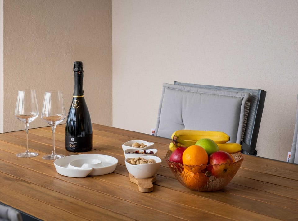 Apartment (Three Bedroom Apartment with Sea View) | Dining room