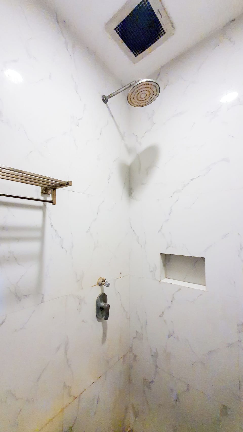 Deluxe Double Room | Bathroom | Shower, towels