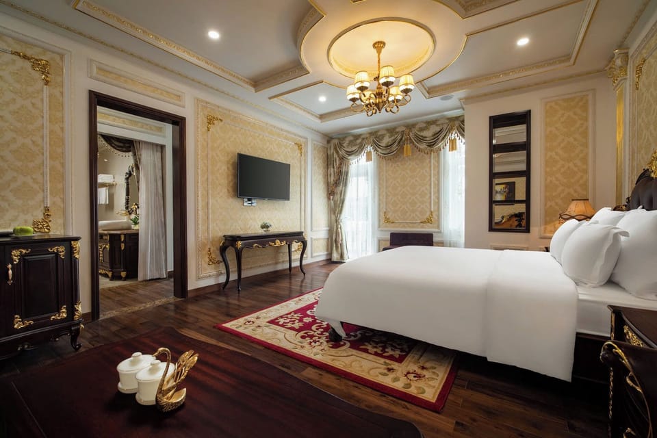 Suite Balcony (305, 405) | In-room safe, individually decorated, individually furnished, free WiFi