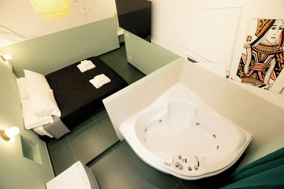 Deluxe Studio Suite, 1 Queen Bed, Non Smoking, Hot Tub | Private spa tub