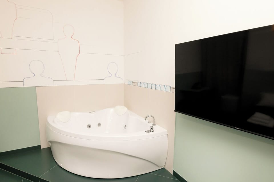 Deluxe Studio Suite, 1 Queen Bed, Non Smoking, Jetted Tub | Private spa tub