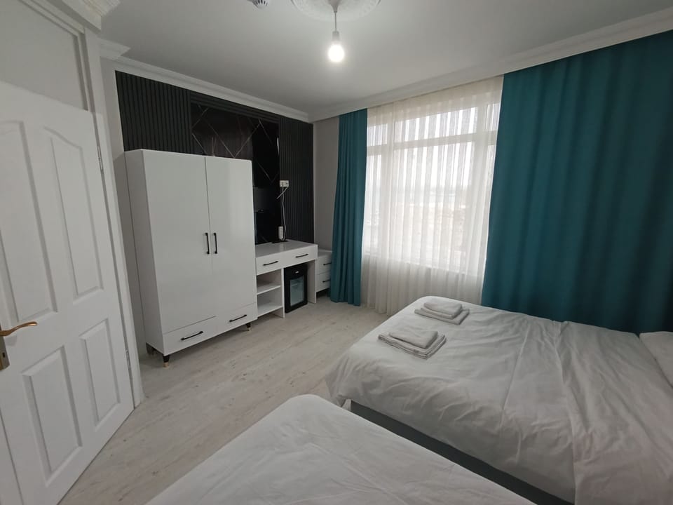 Comfort Twin Room, Sea View | Laptop workspace, WiFi (free), bed sheets