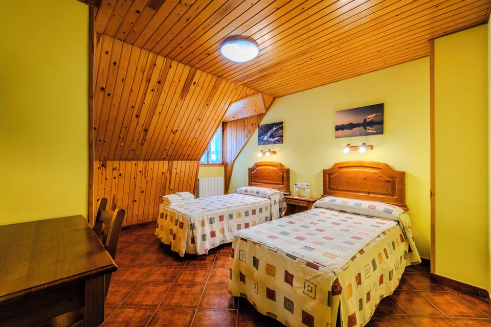 Standard Twin Room | Desk, free WiFi