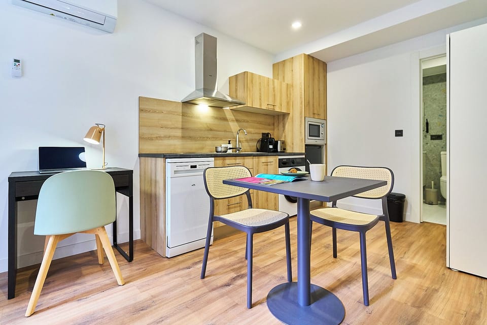 Studio | Private kitchen | Mini-fridge, microwave, stovetop, cookware/dishes/utensils