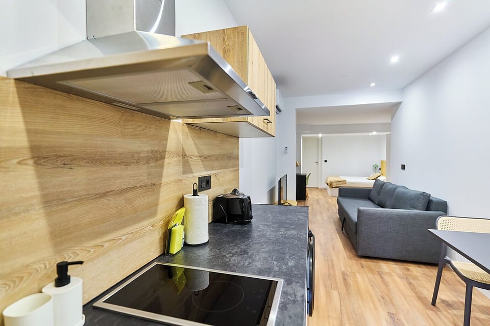 Family Studio | Private kitchen | Mini-fridge, microwave, stovetop, cookware/dishes/utensils