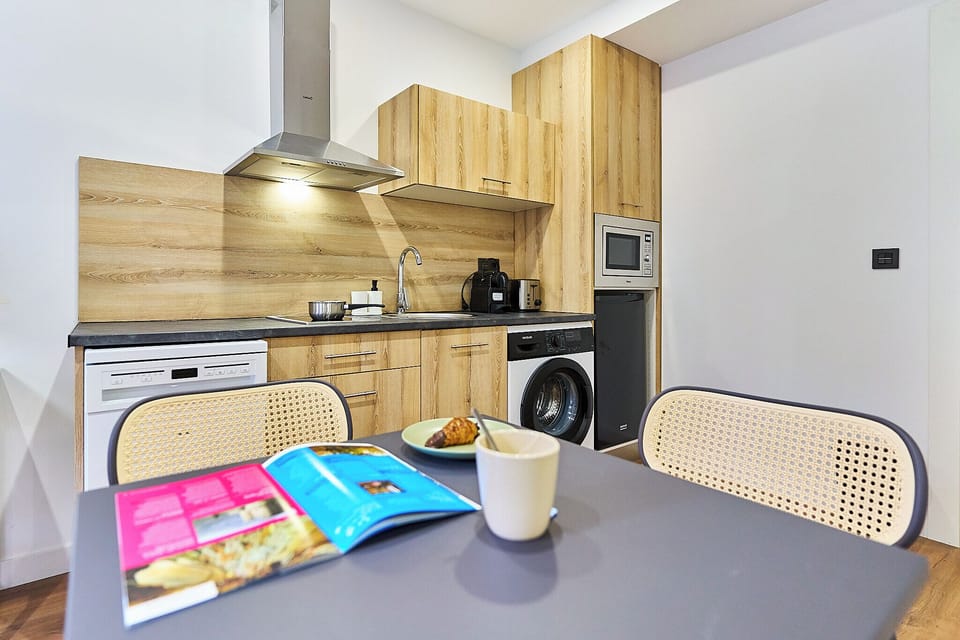 Studio | Private kitchen | Mini-fridge, microwave, stovetop, cookware/dishes/utensils