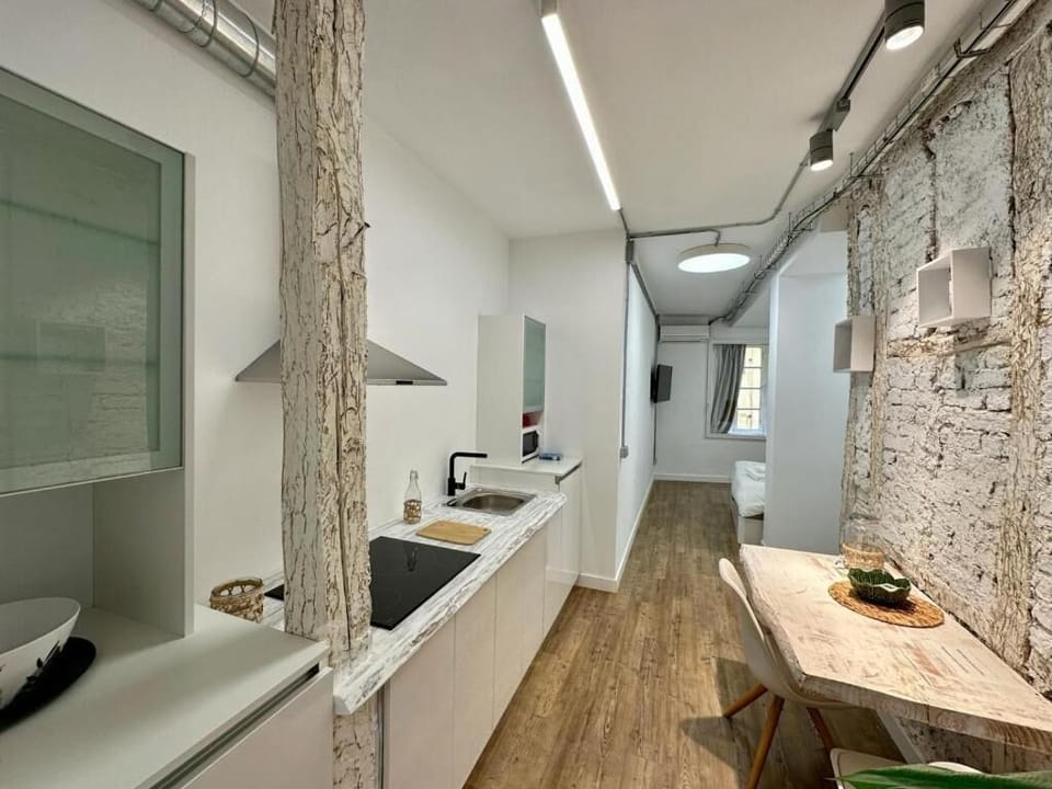 Studio | Private kitchen | Fridge, microwave, stovetop, coffee/tea maker