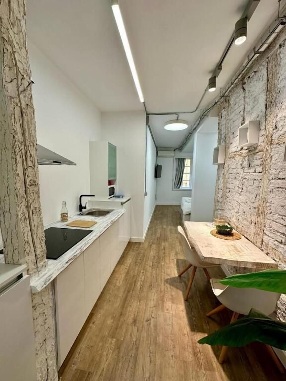 Studio | Private kitchen | Fridge, microwave, stovetop, coffee/tea maker