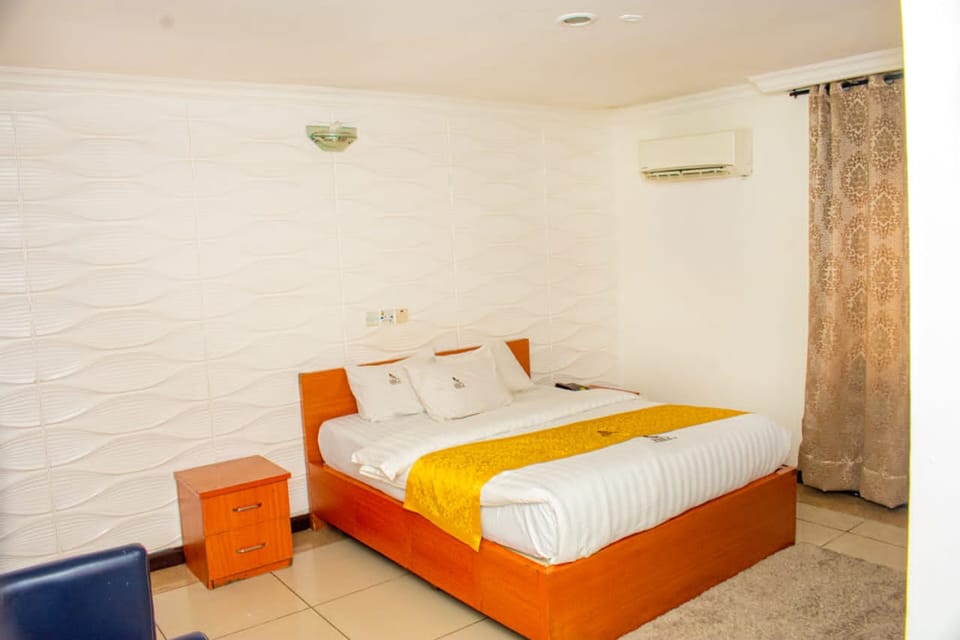 Deluxe Room | In-room safe, desk, laptop workspace, blackout drapes