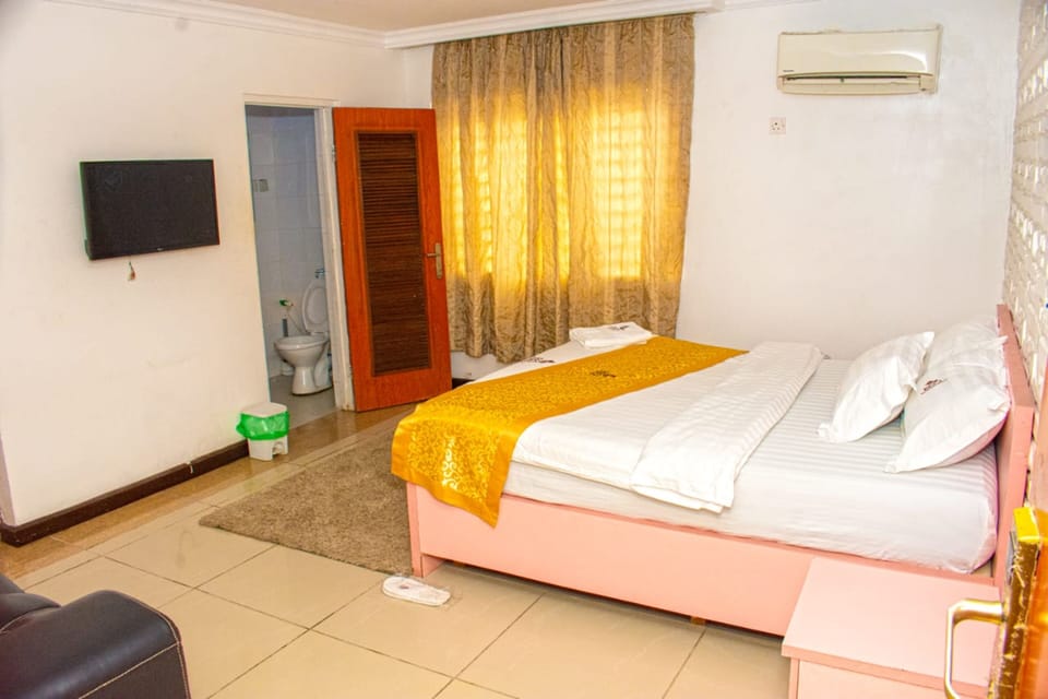 Standard Room, Non Smoking | In-room safe, desk, laptop workspace, blackout drapes