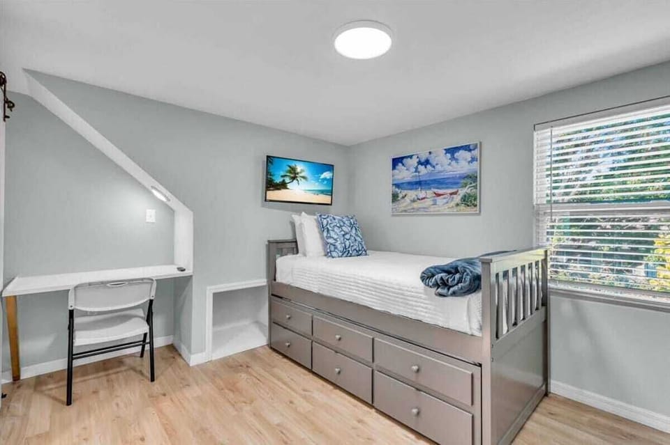 Bedroom with 2 twin beds (trundle)