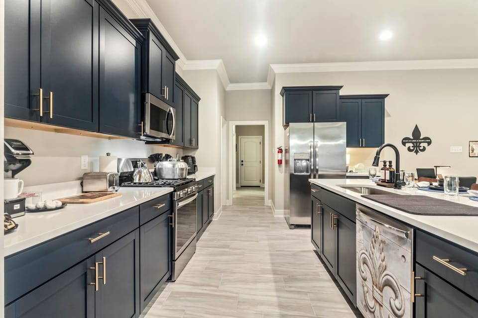 Cook a meal in the fully equipped kitchen of this pet-friendly and best Airbnb in Lake Charles. With all the essentials, it’s perfect for guests who enjoy a home-cooked experience during their stay.
