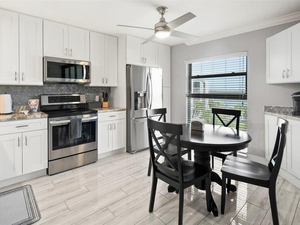 Kitchen Appliances & Dining Nook