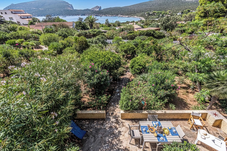 Family Villa, 3 Bedrooms, Balcony (Una Finestra Sul Mare Capocaccia) | Outdoor dining
