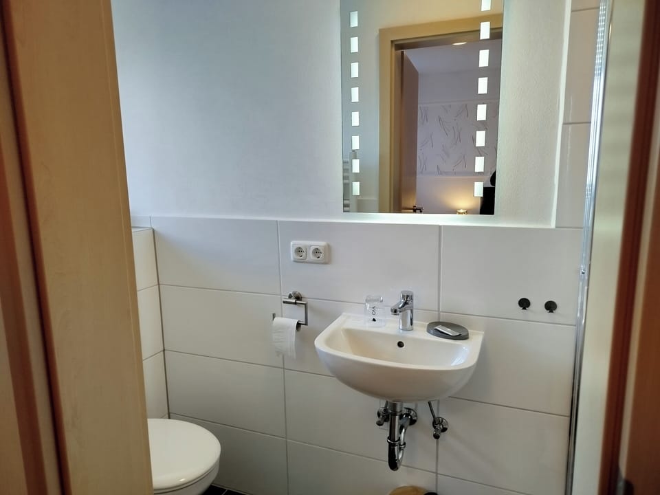 Single Room | Bathroom | Shower, towels