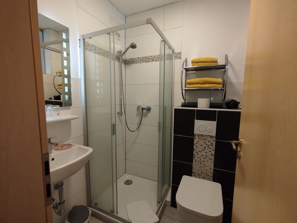 Double Room, Balcony | Bathroom | Shower, towels