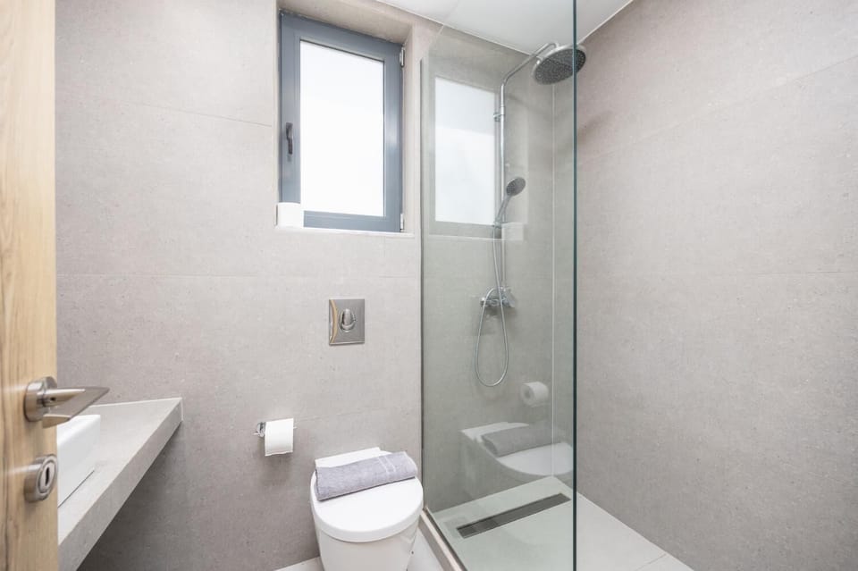En suite bathroom with shower