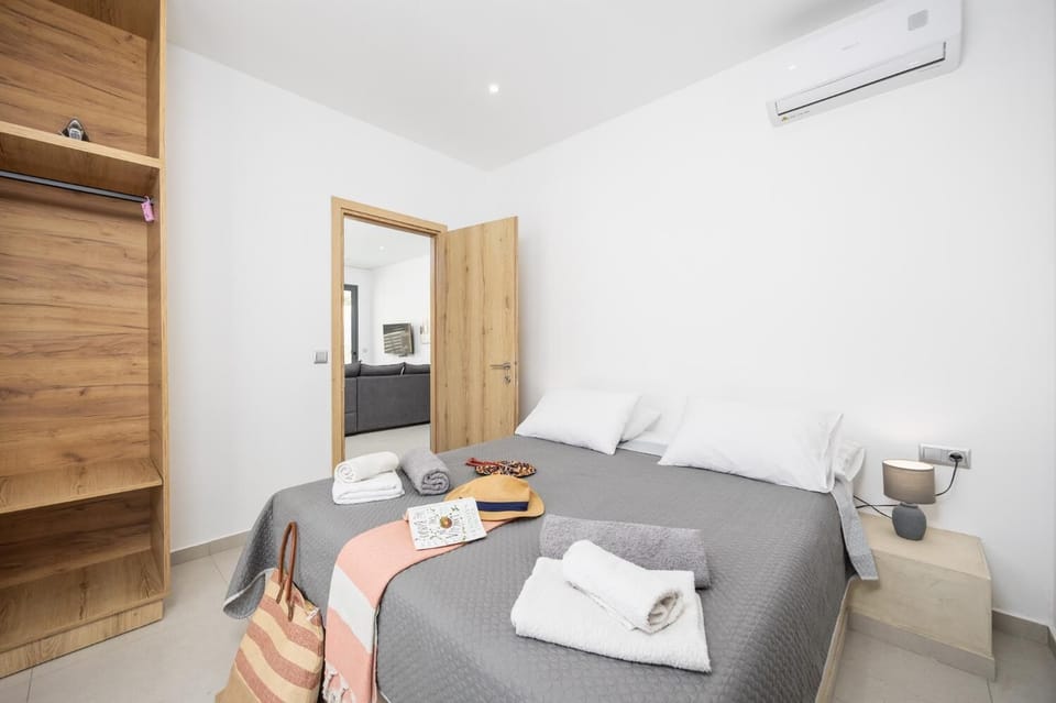 Double bedroom with en suite bathroom and A/C