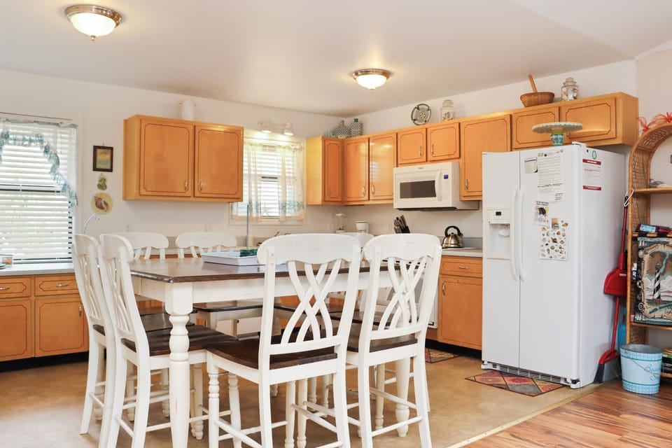 Eat-In Kitchen