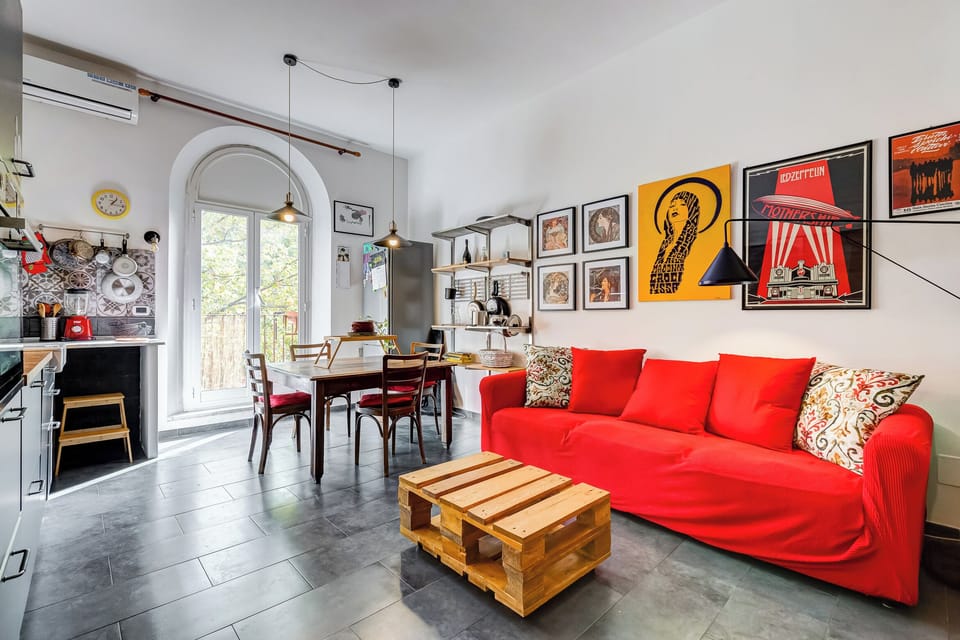 Apartment, 2 Bedrooms, Non Smoking, City View | Living area | 28-inch flat-screen TV with cable channels