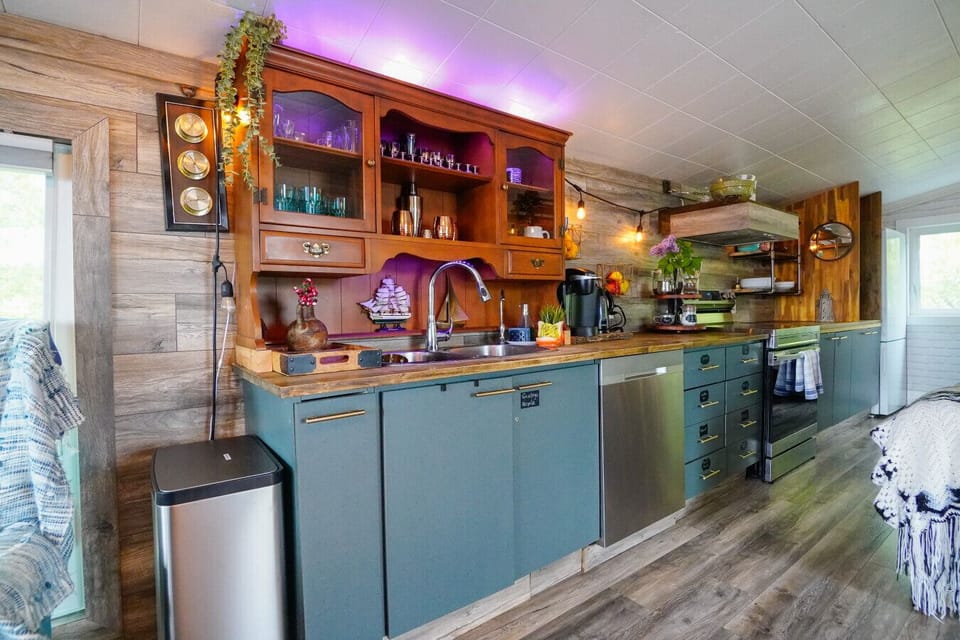 Fully equipped kitchen / living room