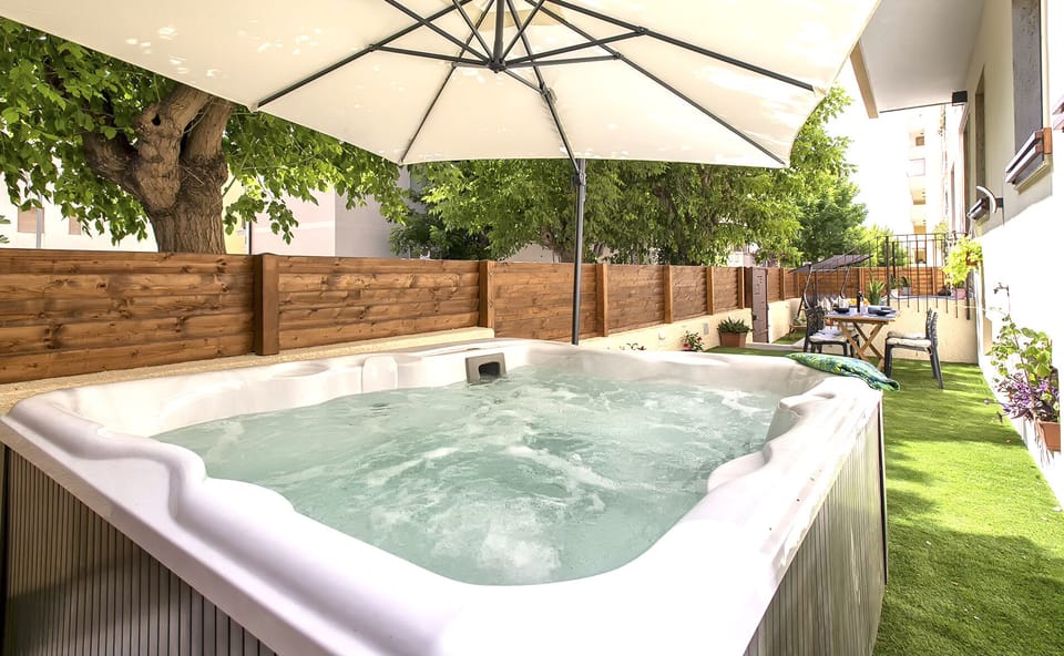 ClickSardegna Alghero centro Loft Hidden Garden per 8 persone con yacuzzi 