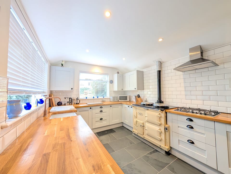 House | Private kitchen | Fridge, microwave, oven, stovetop