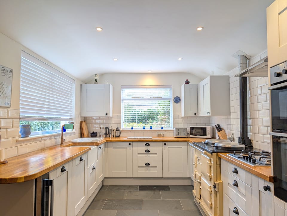House | Private kitchen | Fridge, microwave, oven, stovetop