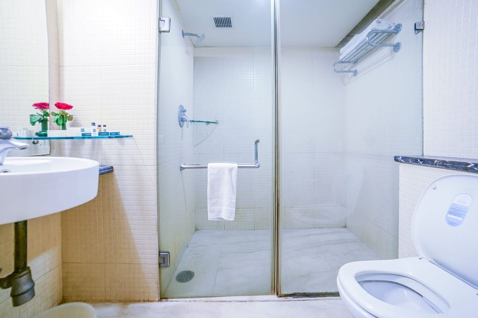Classic Room, 1 Bedroom, Non Smoking | Bathroom