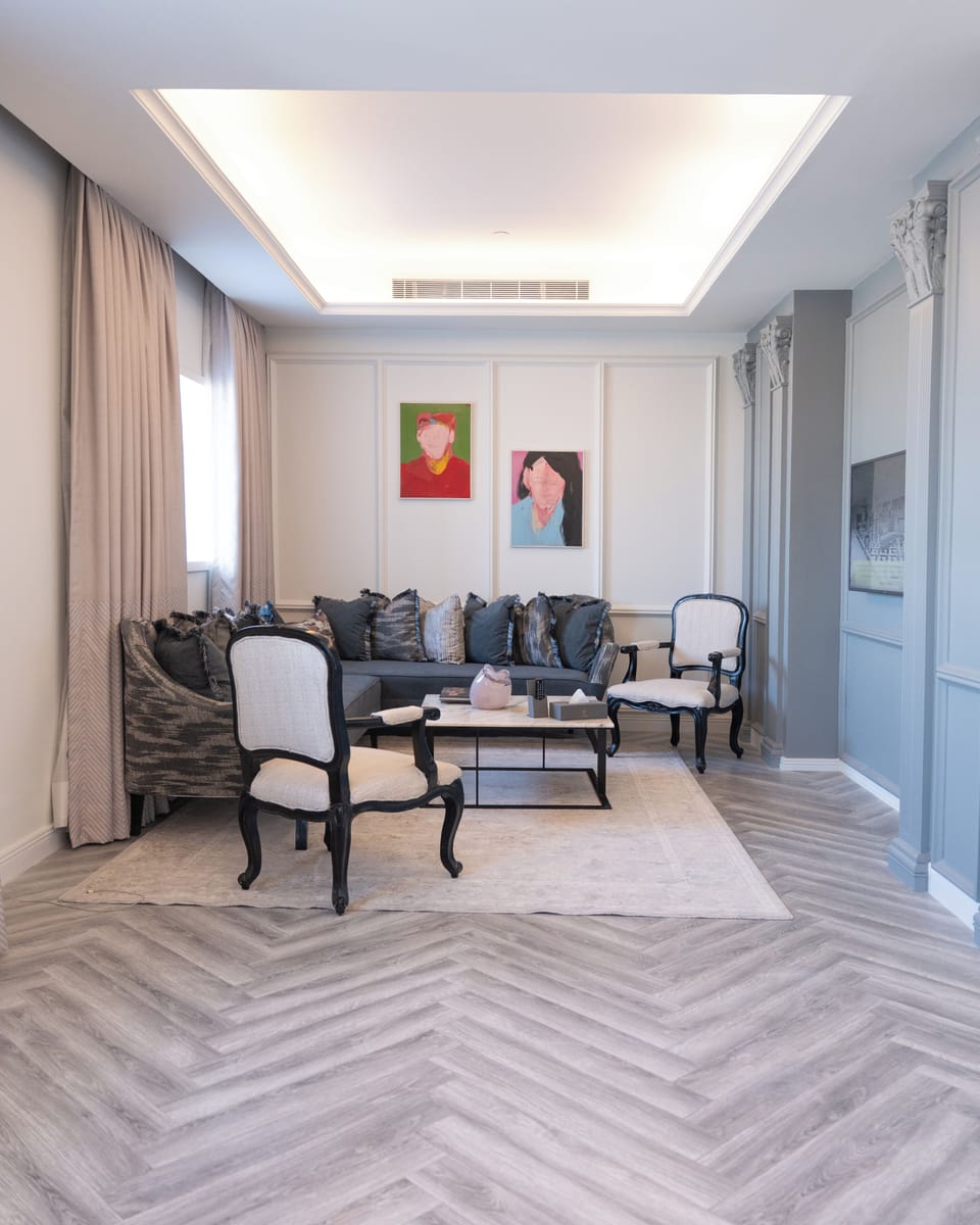 Royal Suite | Minibar, in-room safe, laptop workspace, blackout drapes