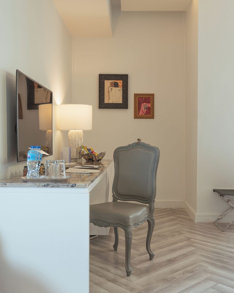 Deluxe Studio Suite | Minibar, in-room safe, laptop workspace, blackout drapes