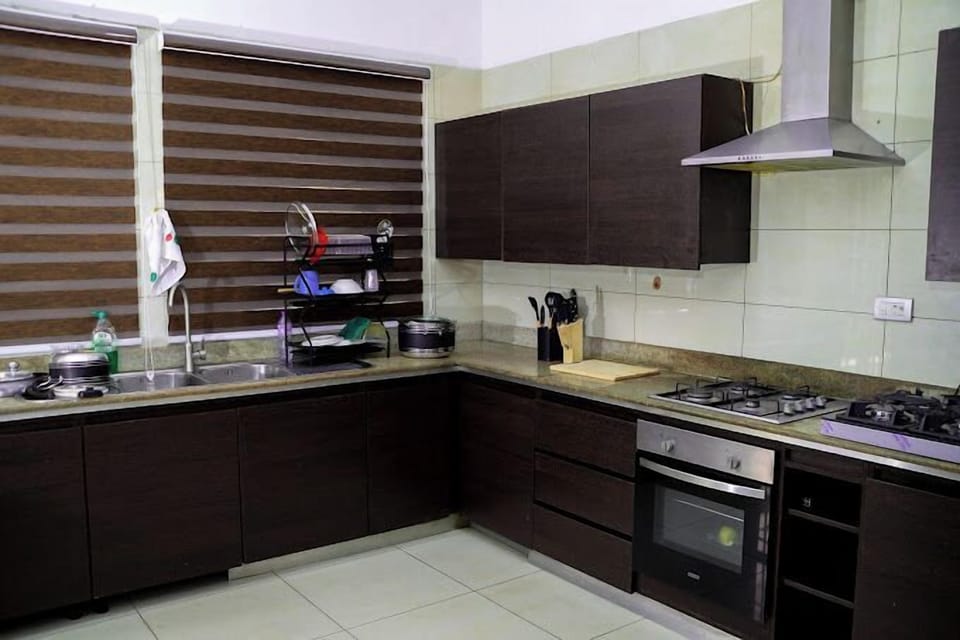 Deluxe Room, Balcony, City View | Shared kitchen | Mini-fridge