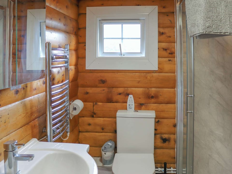 Bathroom | Babbling Brook Lodge, Trawsfynydd